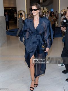 Izabel Goulart feet photo thumbnail