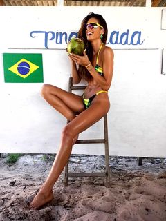 Izabel Goulart feet photo 17