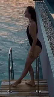 Izabella Krzan feet photo thumbnail