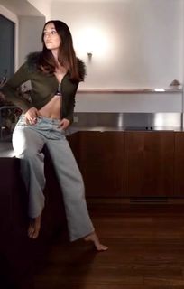 Izabella Krzan feet photo thumbnail