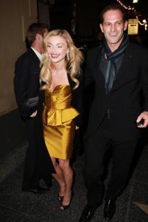 Izabella Miko feet photo thumbnail