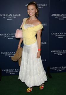 Izabella Miko feet photo thumbnail