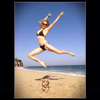 Izabella Miko feet photo thumbnail