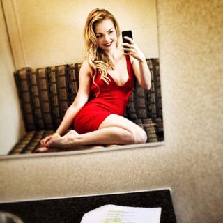 Izabella Miko feet photo thumbnail