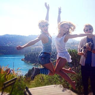 Izabella Miko feet photo thumbnail