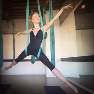 Izabella Miko feet photo thumbnail