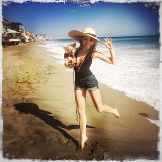 Izabella Miko feet photo thumbnail