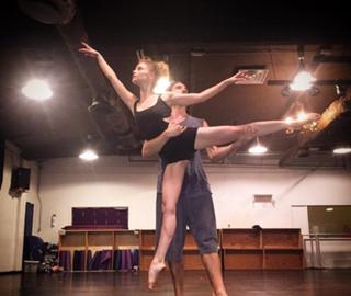 Izabella Miko feet photo thumbnail