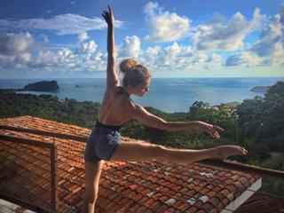 Izabella Miko feet photo thumbnail