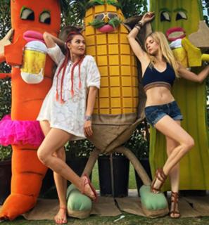 Izabella Miko feet photo thumbnail