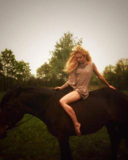 Izabella Miko feet photo thumbnail