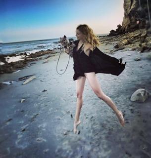 Izabella Miko feet photo thumbnail