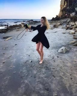 Izabella Miko feet photo thumbnail