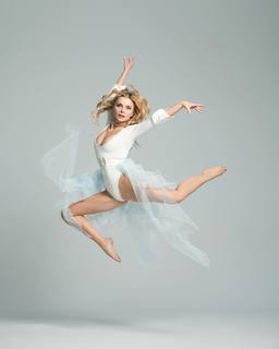 Izabella Miko feet photo thumbnail