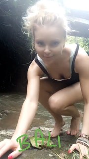 Izabella Miko feet photo thumbnail