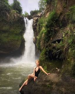 Izabella Miko feet photo thumbnail