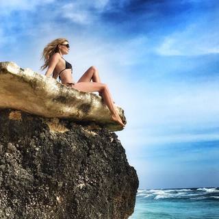 Izabella Miko feet photo thumbnail