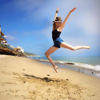 Izabella Miko feet photo thumbnail