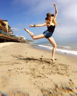 Izabella Miko feet photo thumbnail