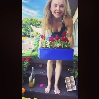 Izabella Miko feet photo thumbnail