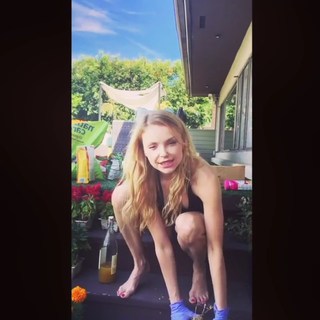 Izabella Miko feet photo thumbnail