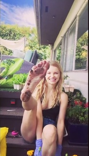 Izabella Miko feet photo thumbnail