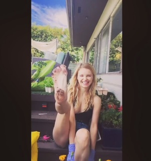 Izabella Miko feet photo thumbnail