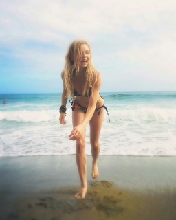 Izabella Miko feet photo thumbnail