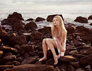 Izabella Miko feet photo thumbnail