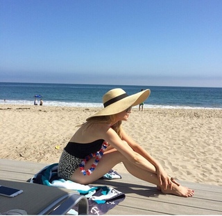 Izabella Miko feet photo thumbnail