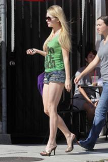 Izabella Miko feet photo thumbnail