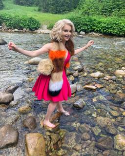 Izabella Miko feet photo thumbnail