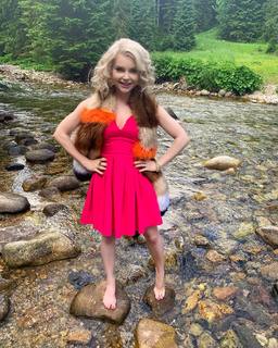 Izabella Miko feet photo thumbnail