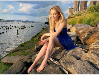 Izabella Miko feet photo thumbnail