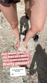 Izabella Miko feet photo thumbnail