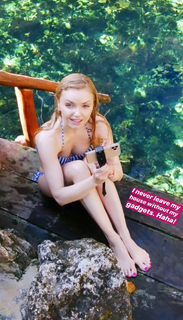 Izabella Miko feet photo thumbnail