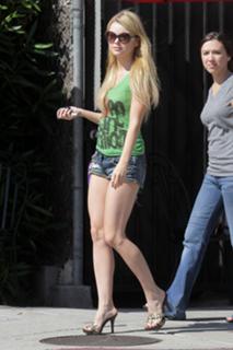 Izabella Miko feet photo thumbnail