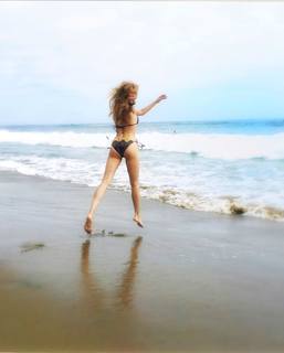 Izabella Miko feet photo thumbnail