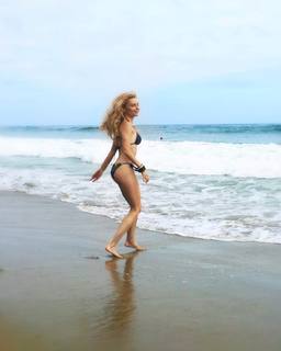 Izabella Miko feet photo thumbnail