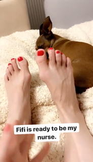 Izabella Miko feet photo thumbnail