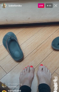 Izabella Miko feet photo thumbnail