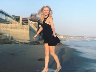 Izabella Miko feet photo thumbnail