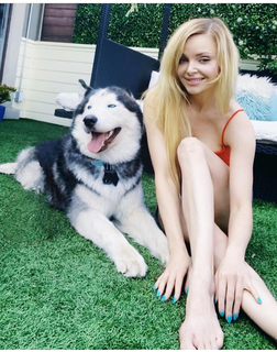 Izabella Miko feet photo thumbnail