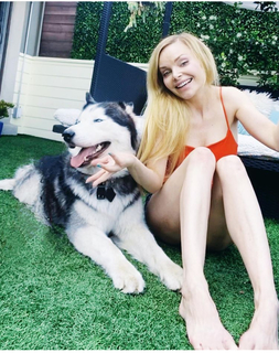 Izabella Miko feet photo thumbnail