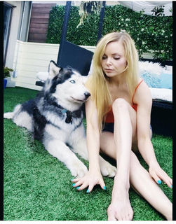 Izabella Miko feet photo thumbnail