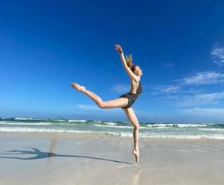 Izabella Miko feet photo thumbnail