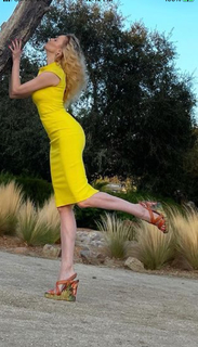 Izabella Miko feet photo thumbnail