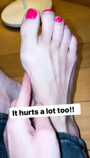 Izabella Miko feet photo thumbnail