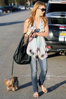 Izabella Miko feet photo thumbnail