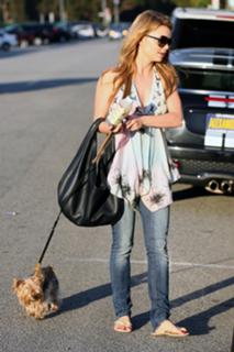 Izabella Miko feet photo thumbnail